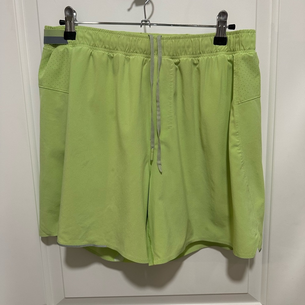 Men’s Lululemon size small surge 4” seam short